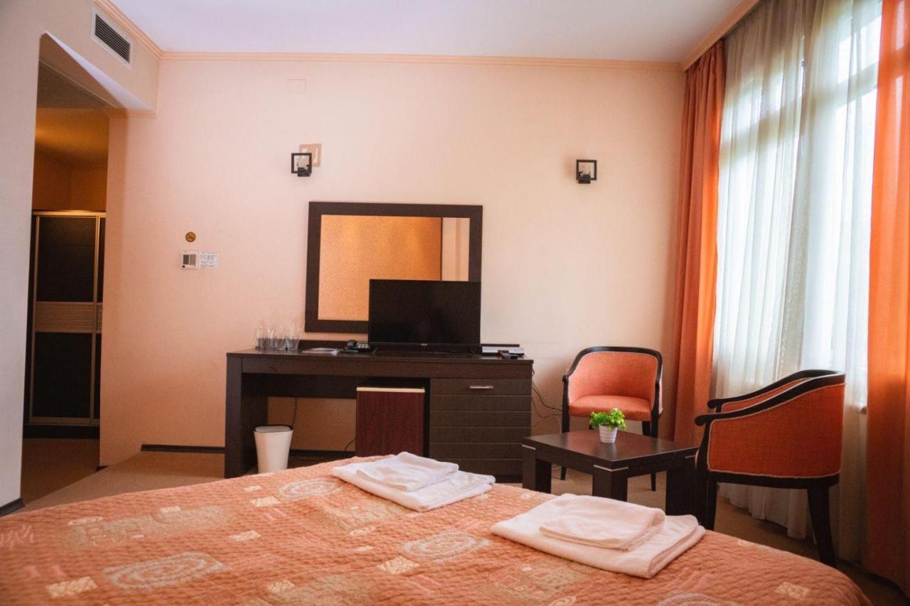 Hotel Ezeroto Sztara Zagora Kültér fotó