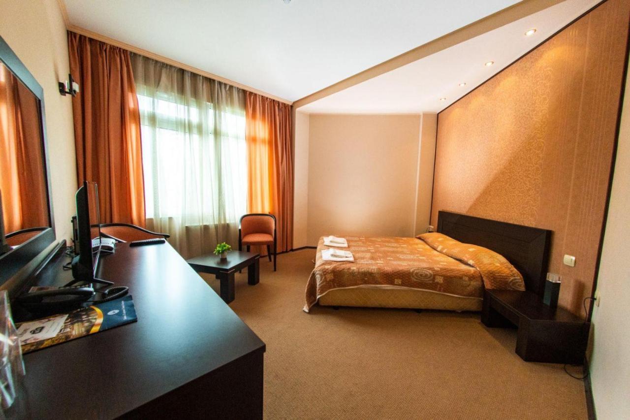 Hotel Ezeroto Sztara Zagora Kültér fotó